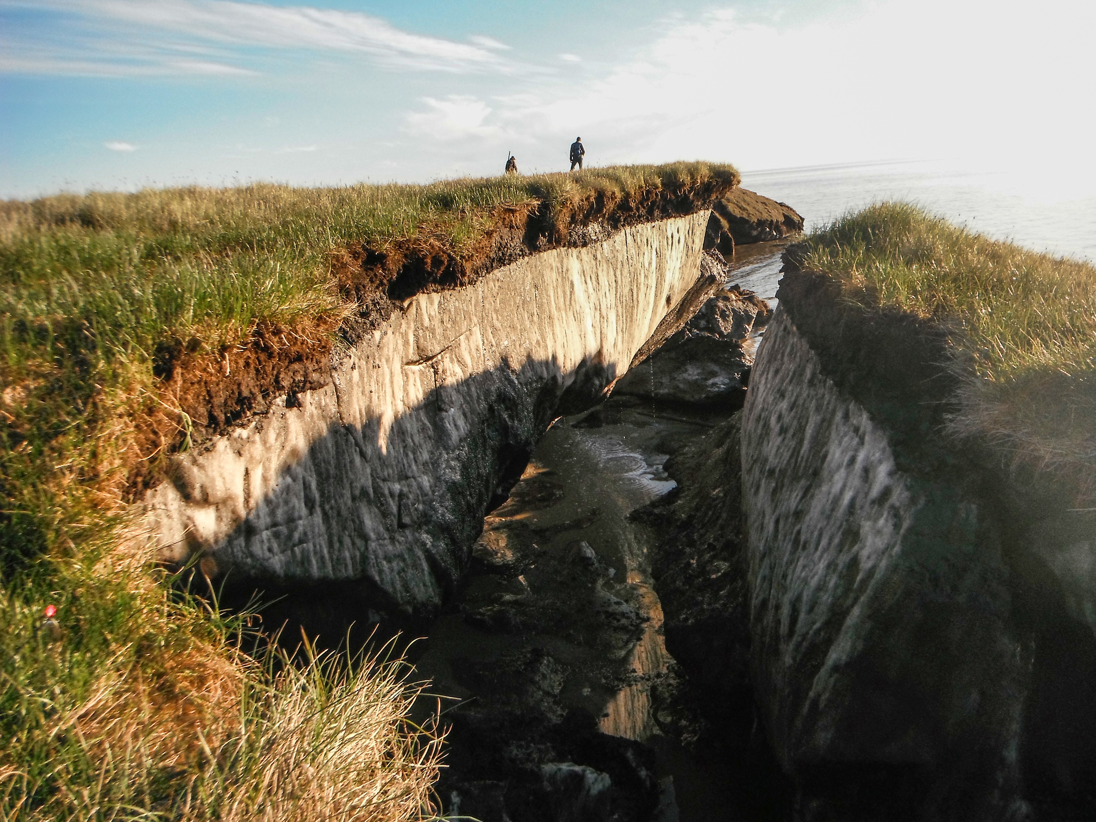 La erosión de la costa revela una capa de permafrost en el lago Teshekpuk, en Alaska. Imagen: Brandt Meixell-USGS / CSIC