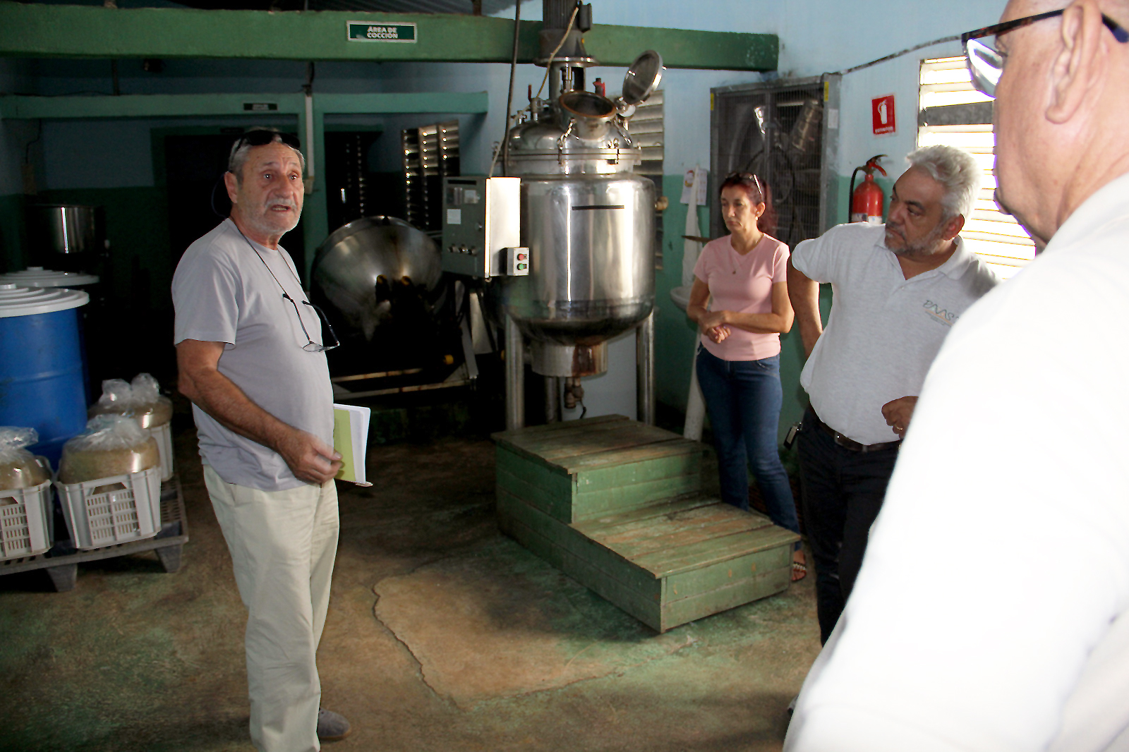 Emilio Ballester, presidente de FDS, durante su visita al complejo La Horquita, en Cuba, para analizar posibilidades de aplicar energías renovables. Foto: FDS
