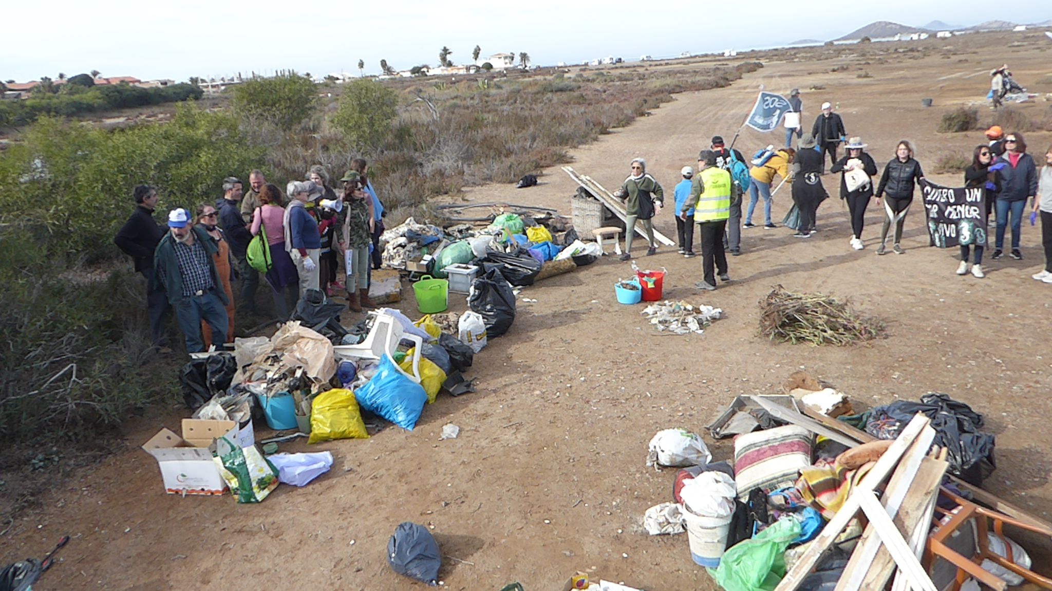 Los voluntarios han retirado latas, botellas de plástico, mueblas o cristales, entre otros elementos. Foto: la organización