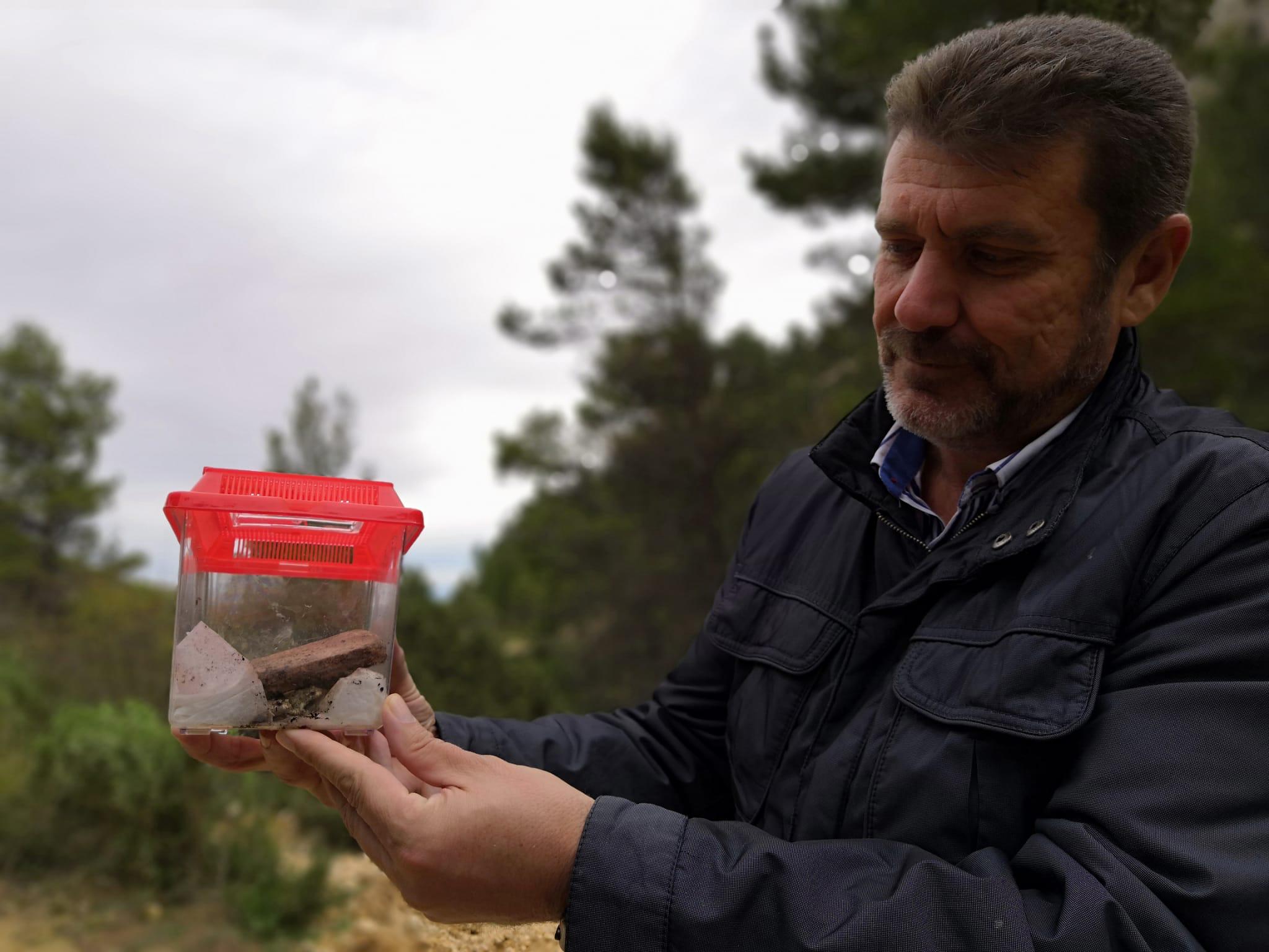 El director general de Medio Natural, Fulgencio Perona, muestra un sapo bajo una piedra. Imagen: CARM