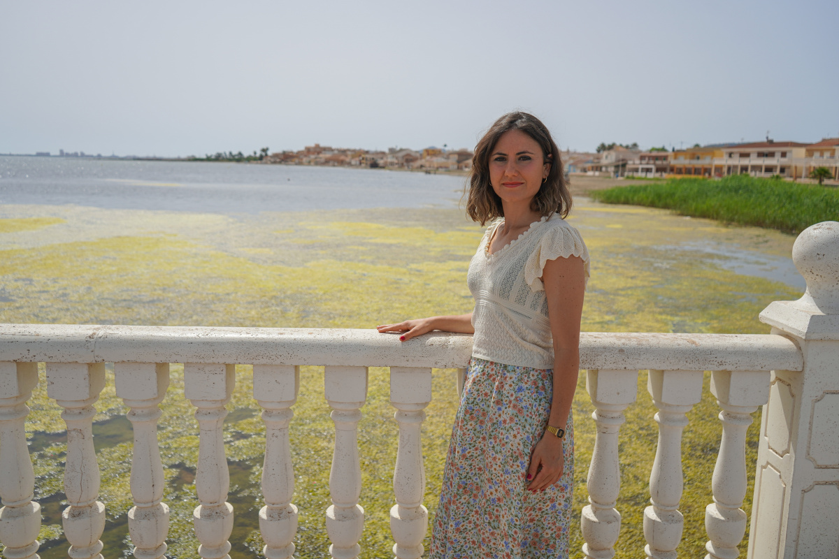 Genoveva Aparicio, la nueva doctora que ha investigado las consecuencias del deterioro medioambiental del Mar Menor, en el paseo marítimo de Los Nietos. Imagen: UPCT
