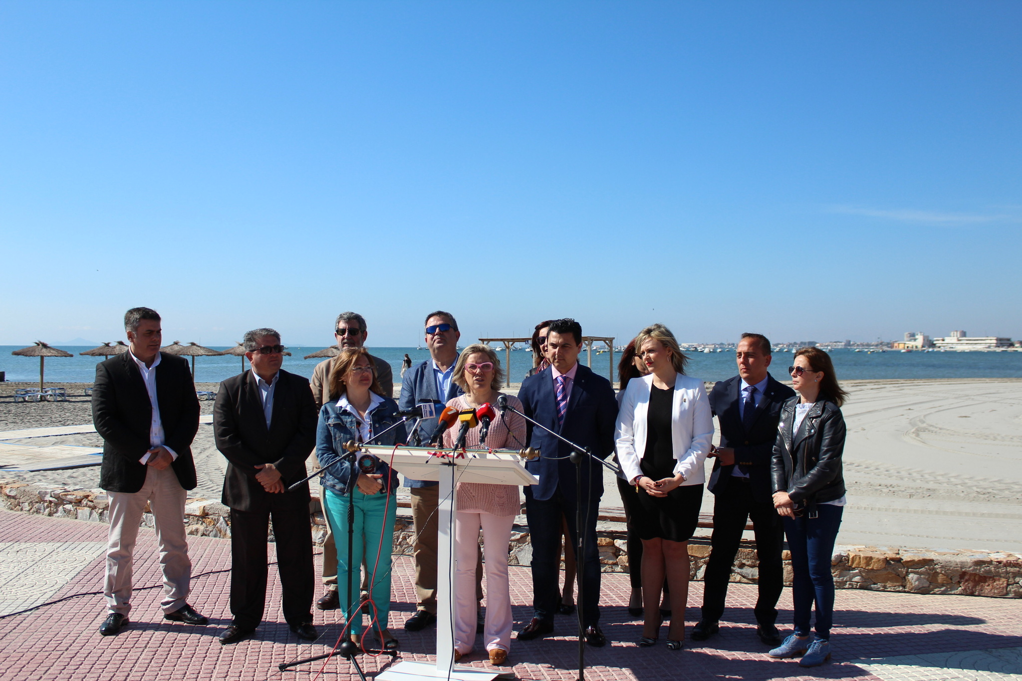 La consejera acompañada por alcaldes, concejales y miembros de su equipo directivo presenta los detalles del Decreto-Ley de medidas urgentes para garantizar la sostenibilidad en el entorno del Mar Menor. Imagen: CARM